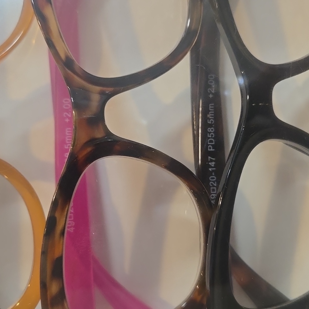New Betsey Johnson Set of Three Stylish +2.00 Reading Glasses - Picture 5 of 7